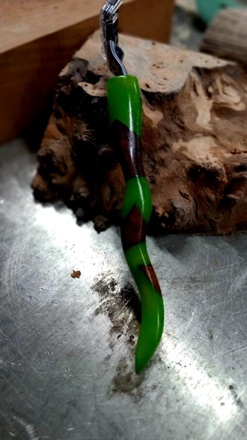 Scheermes houder van walnoot en epoxy Groen