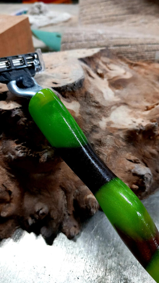 Scheermes houder van walnoot en epoxy Groen