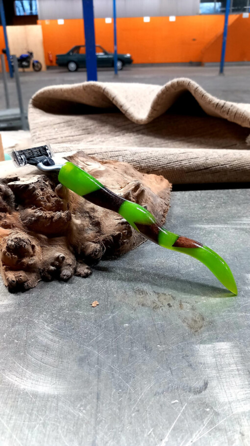 Scheermes houder van walnoot en epoxy Groen