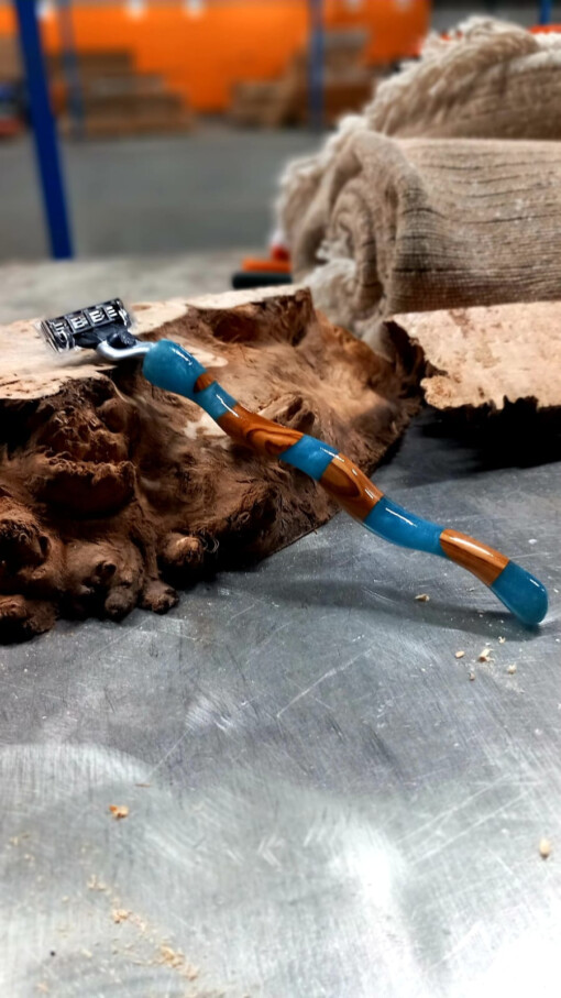 Scheermes houder van walnoot en epoxy Ivoor Blauw