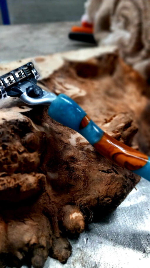 Scheermes houder van walnoot en epoxy Ivoor Blauw