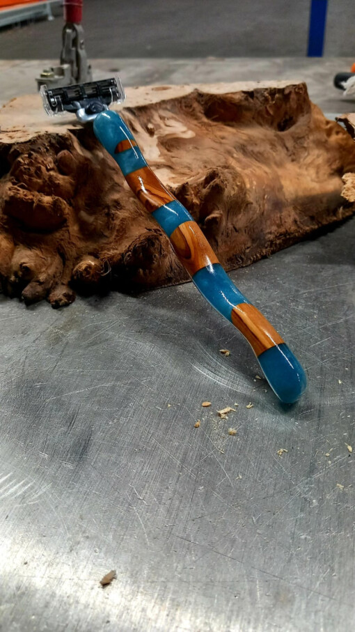 Scheermes houder van walnoot en epoxy Ivoor Blauw
