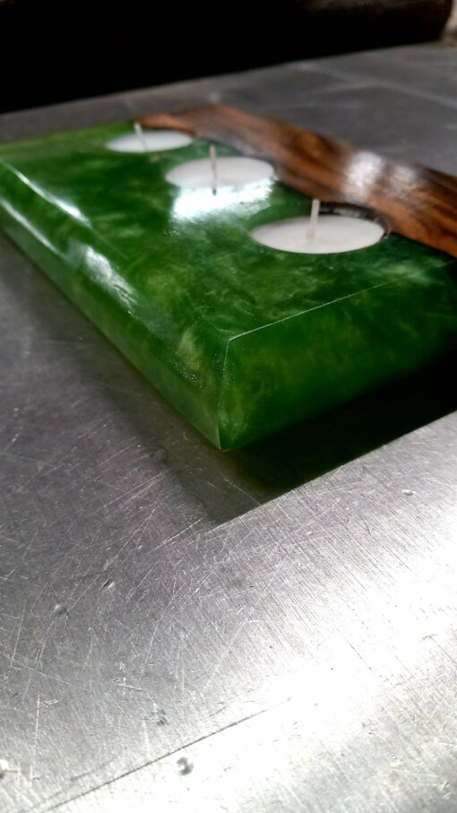 Waxine licht houder walnouthout en epoxy groen