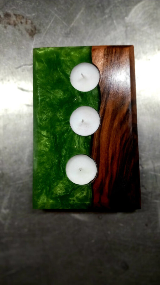 Waxine licht houder walnouthout en epoxy groen