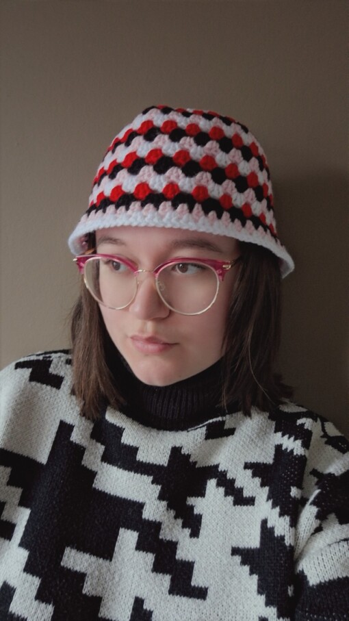 Gehaakte bucket hat 'Sassy Valentine'