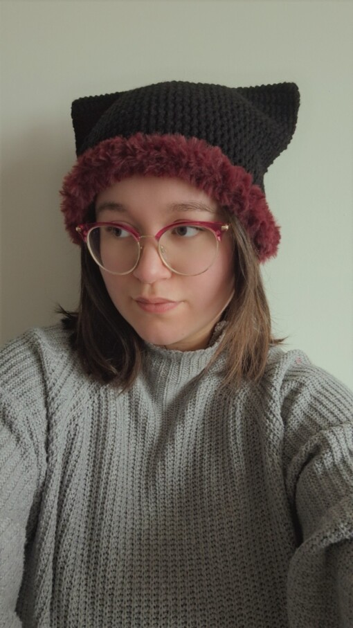 Gehaakte muts met imitatiebont 'Black & burgundy'