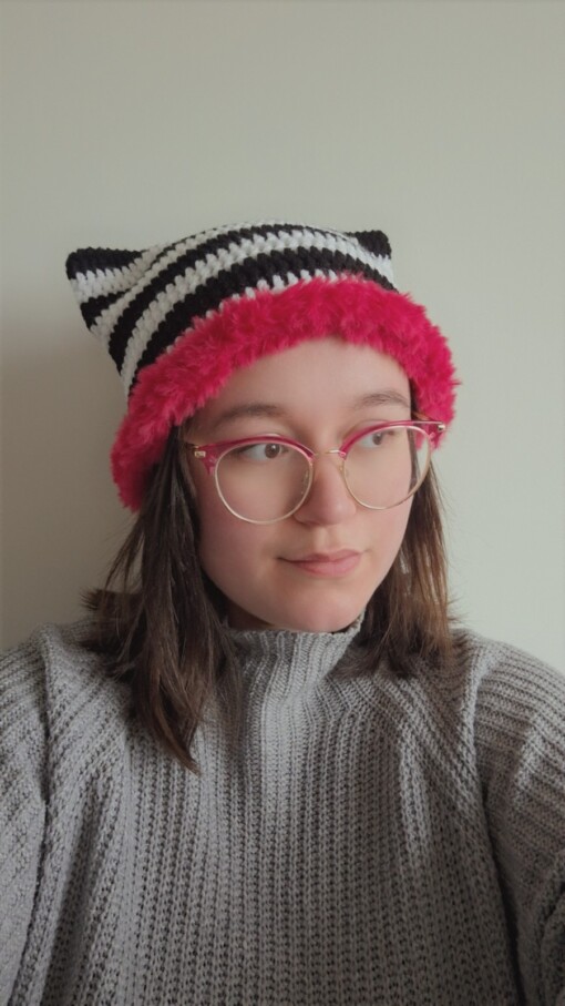Gehaakte muts met imitatiebont 'Black, white & pink'