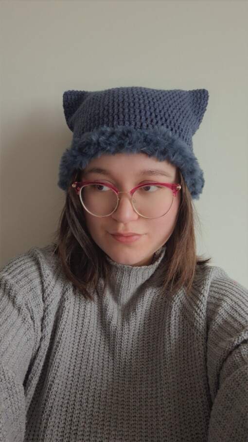 Gehaakte muts met imitatiebont 'Denim blue'
