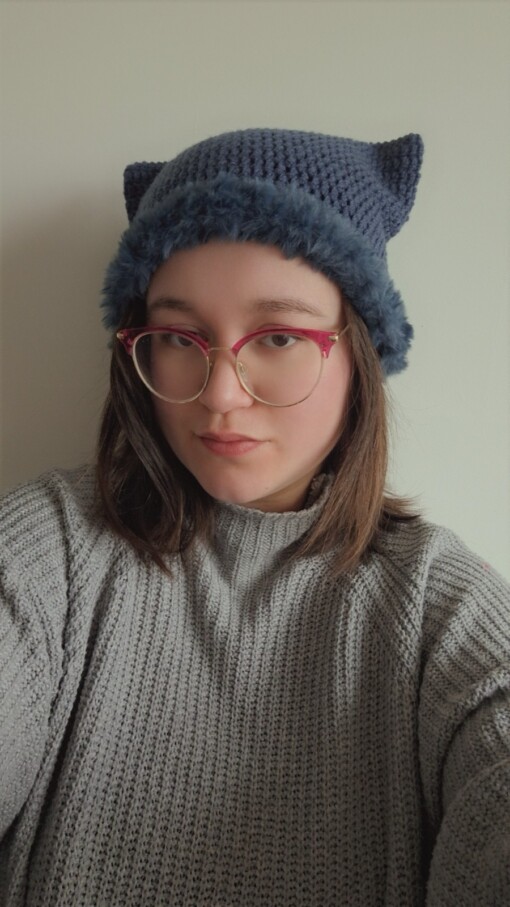 Gehaakte muts met imitatiebont 'Denim blue'