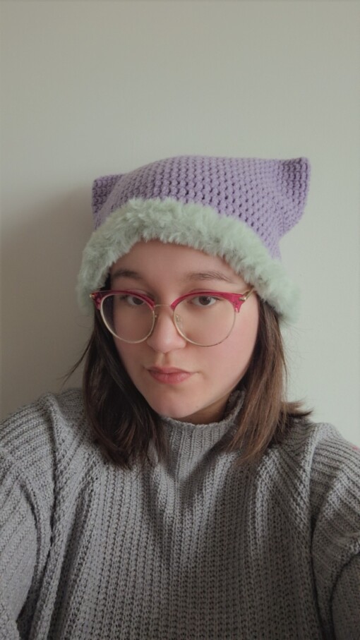 Gehaakte muts met imitatiebont 'Lilac & sage'