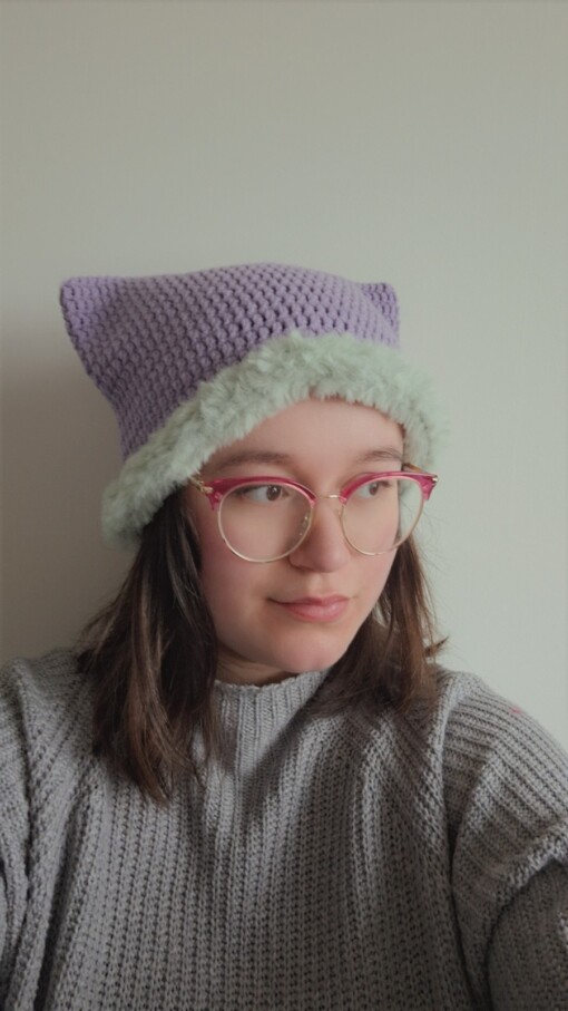 Gehaakte muts met imitatiebont 'Lilac & sage'