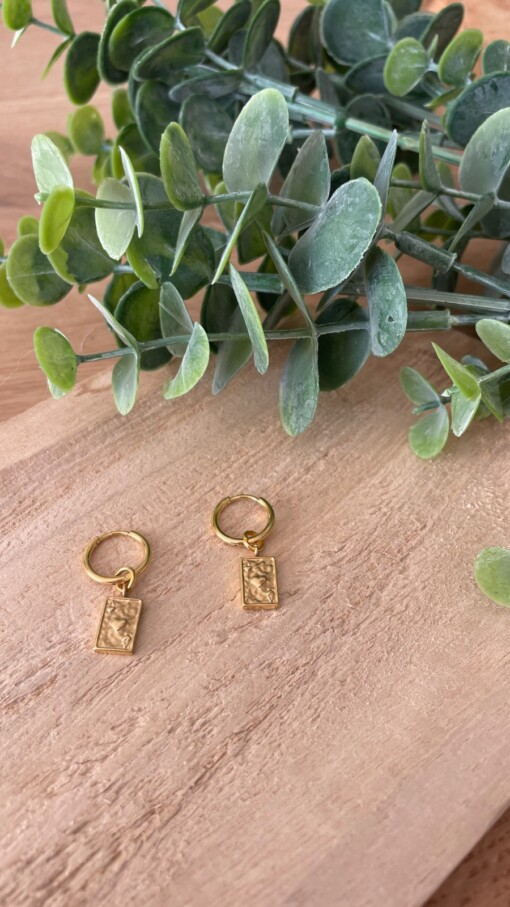 Gouden creool met rechthoekige bedel met hartje