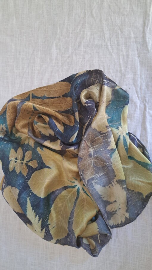 Satijnzijden sjaal met botanische print, in 2 blauw tinten, afmeting 180 x 45 cm