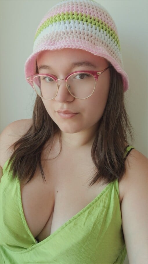Gehaakte bucket hat 'Wit, roze en groen'