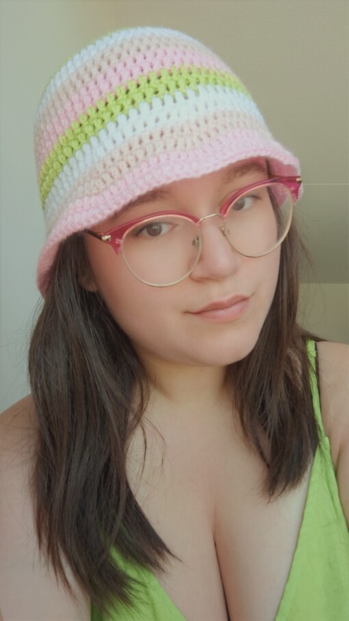 Gehaakte bucket hat 'Wit, roze en groen'