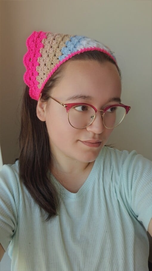 Gehaakte bandana 'Knalroze, beige, lichtblauw en wit'