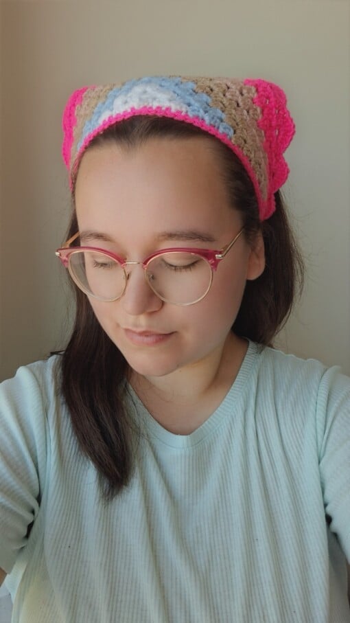Gehaakte bandana 'Knalroze, beige, lichtblauw en wit'