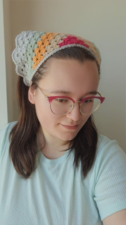 Gehaakte bandana 'Lichtgrijs, oranje en knalroze'