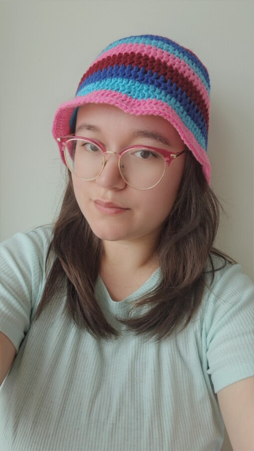 Gehaakte bucket hat | Donkerblauw, turquoise, roze en rood