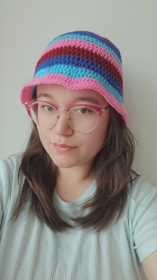 Gehaakte bucket hat | Donkerblauw, turquoise, roze en rood