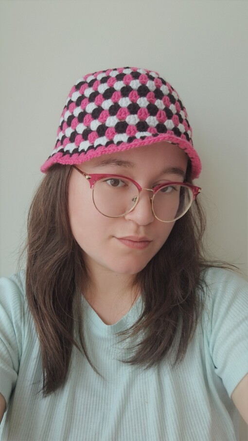 Gehaakte bucket hat | Fuchsia, wit en zwart