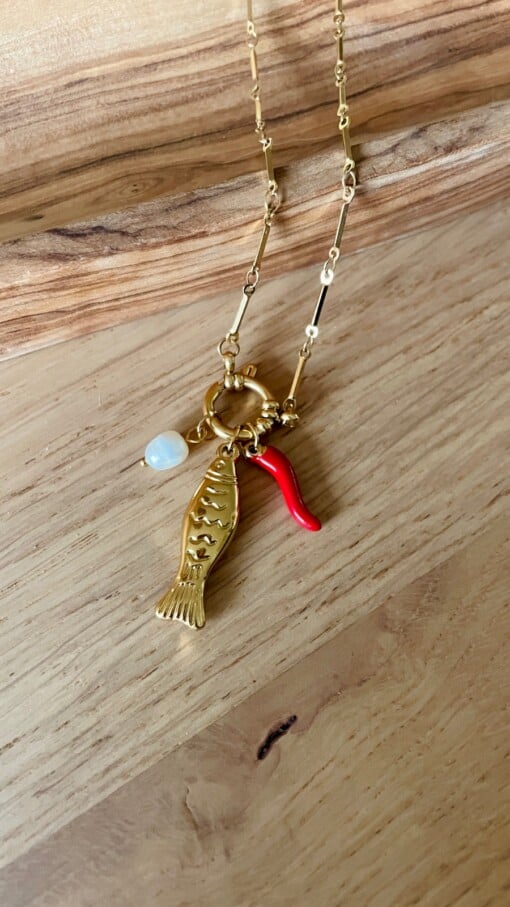 Boho bedelketting met parel en chilipeper