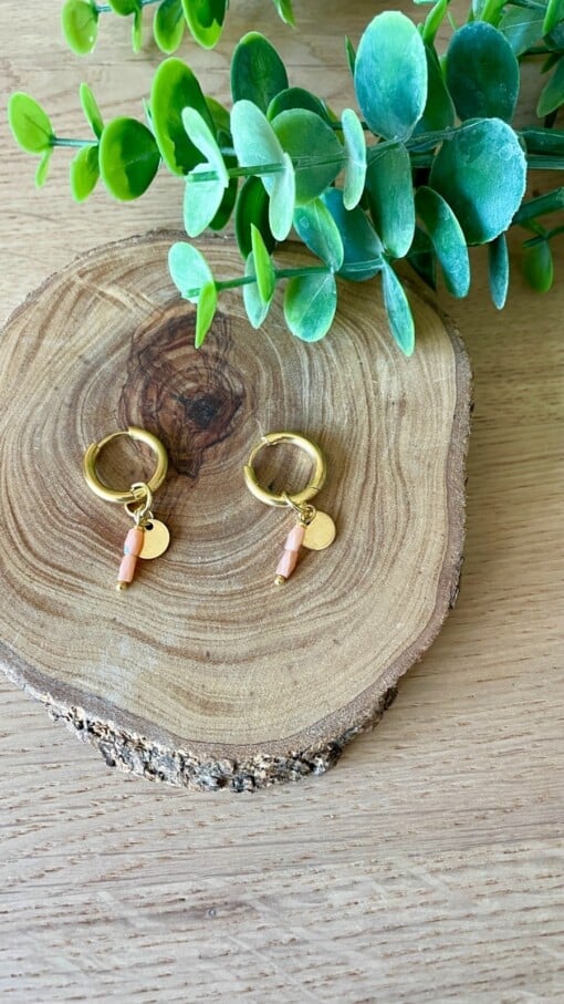 Gouden creolen met perzikkleurige facetkralen & bedel – pastel summer must-have