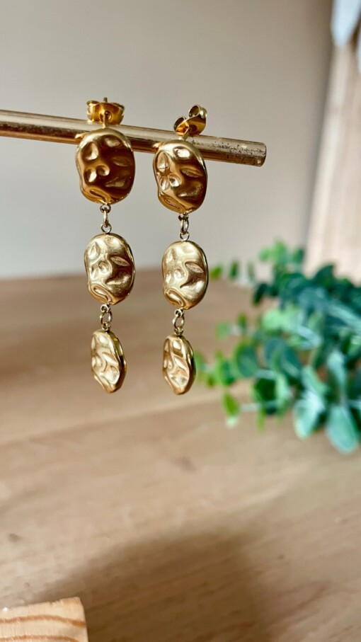 RVS goldplated lange oorbellen met gehamerde druppels
