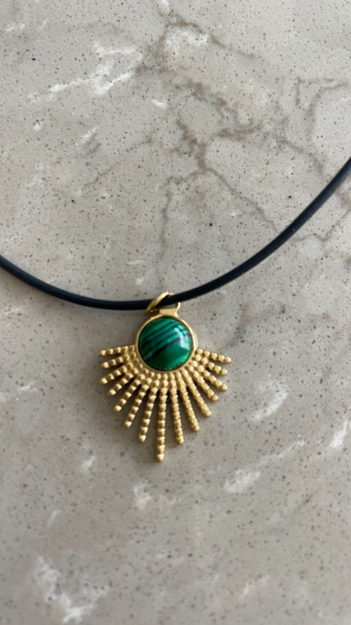 Vintage ketting met leer, goud & groen – RVS bedel