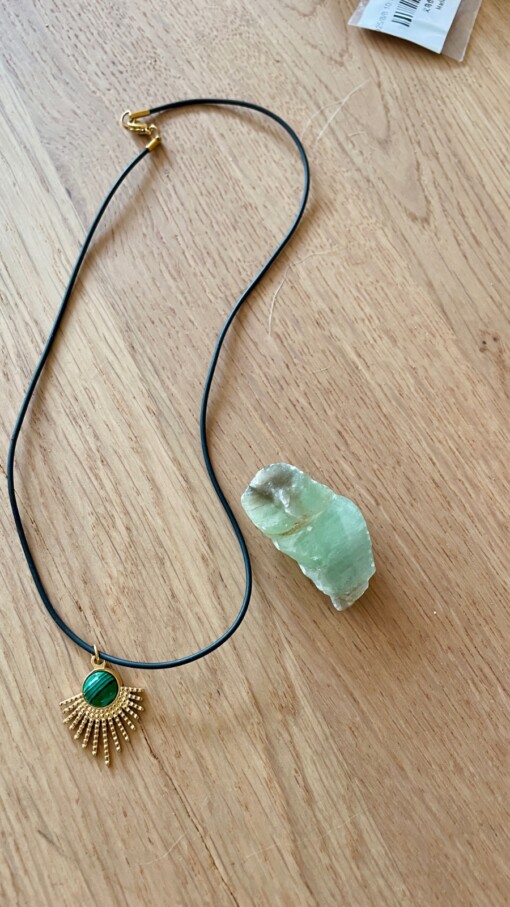 Vintage ketting met leer, goud & groen – RVS bedel