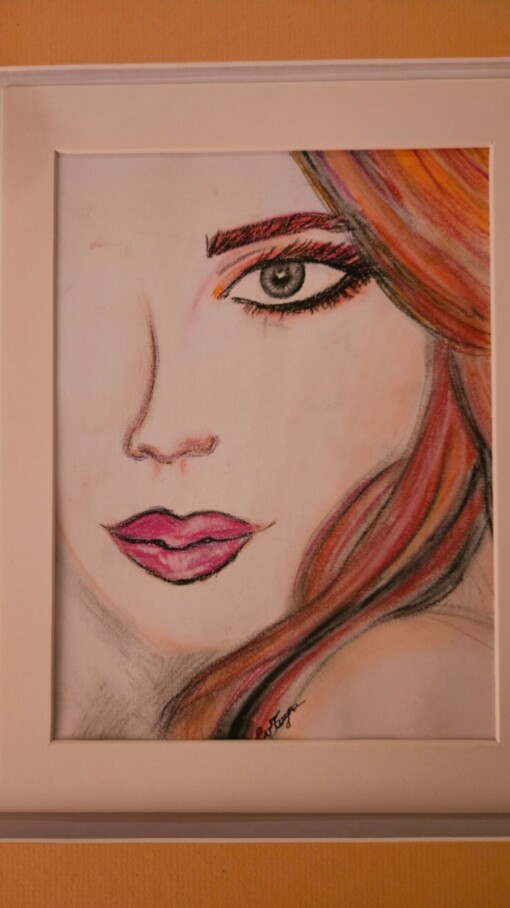 Portret in pastel van jonge vrouw met oranje roze haar, pastelschilderij ingelijst