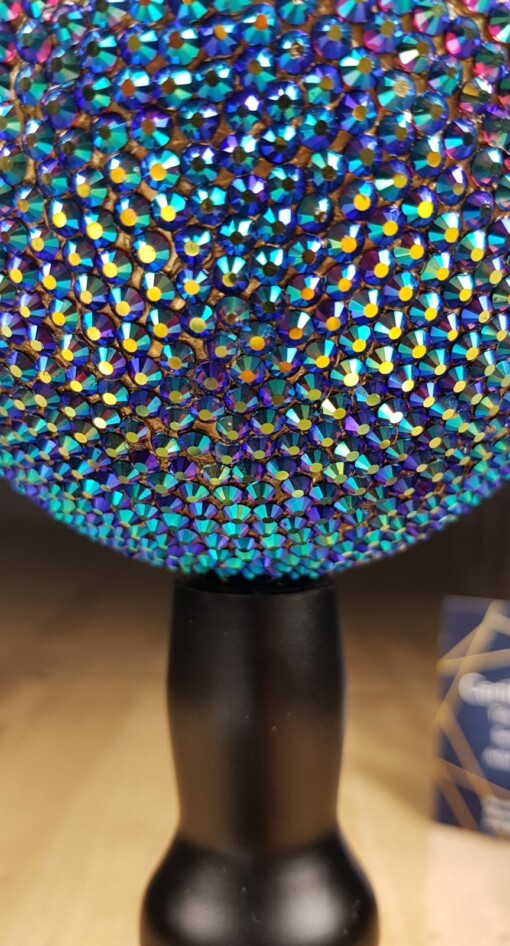 Echte struisvogel ei met swarovski kristal en 23ct verguld - opgezet onder acryl dome - gelimiteerde editie
