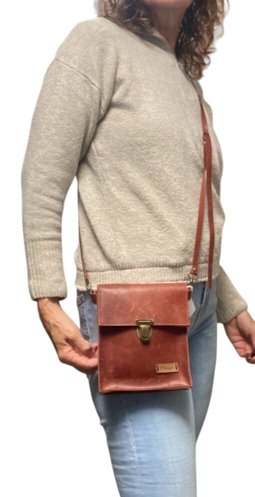 Stoere kleine heup/schoudertas gemaakt van cognac kleurige vinted lerenjas.