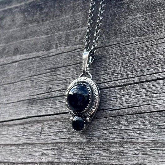 Handgemaakte zilveren hanger met onyx