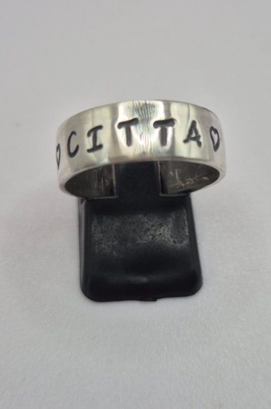 Handgemaakte zilveren naamring - Persoonlijk & tijdloos