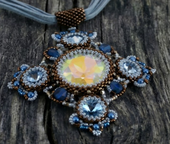 Verfijnde ketting met handgemaakte statement hanger met schitterende … - 130914 Verfijnde ketting met handgemaakte statement hanger met schitterende originele Swarovski Rivoli kristallen - Exclusieve ketting in de kleuren blauw, kristal en brons