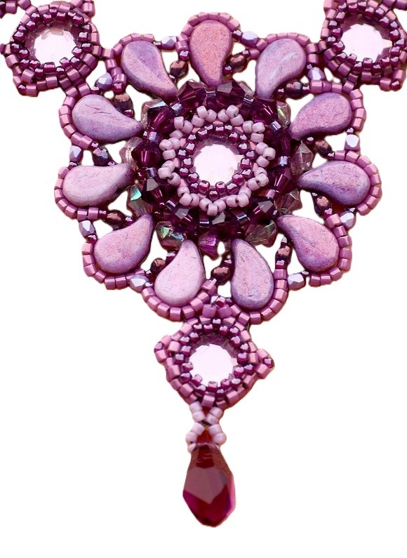 Handgemaakte statement ketting ‘Poppy' pink/amethyst met Swarovski kristallen en Paisley Duo’s – Feest, gala statement