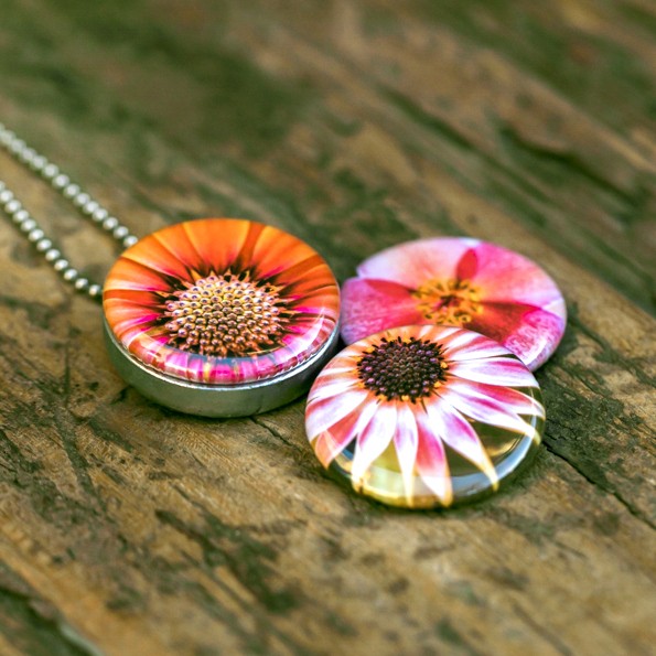 Fotomedaillon ketting/medaillon ketting met close up bloemen  foto`s in rood geel en oranje. Roest vrij stalen ketting,rvs medaillon,roestvrij staal medaillon.Prachtige fotografie van diep roze bloemen Voor het dicht bij je dragen van je favoriete foto.