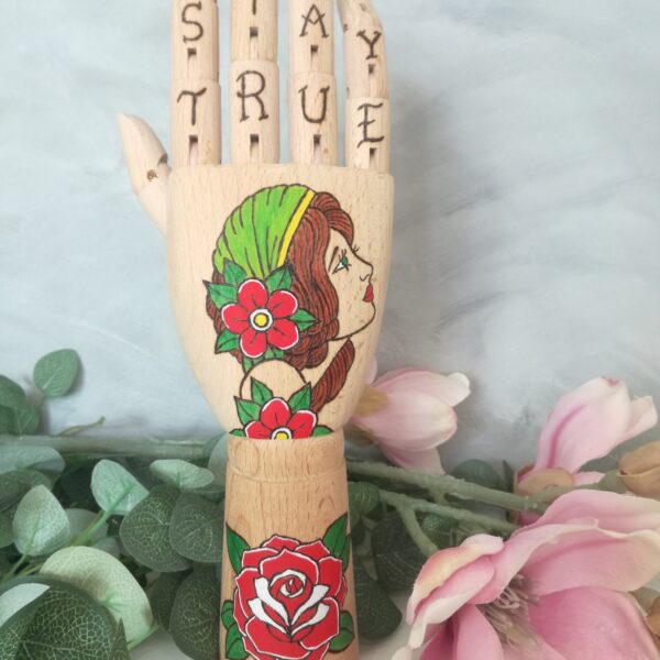 Houten tattoo girl