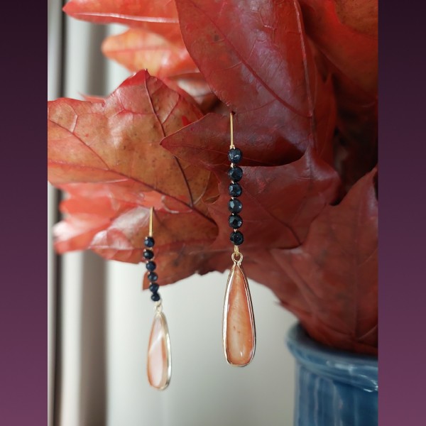 Marineblauwe zandsteen & zoetwaterschelp oorbellen