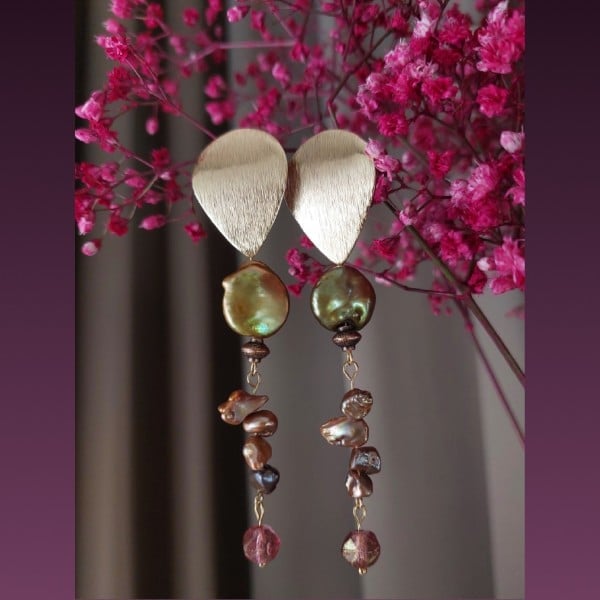 Olijfgroene zoetwater barok & keshi parel statement oorbellen - 63107.jpeg Olijfgroene zoetwater barok & keshi parel statement oorbellen