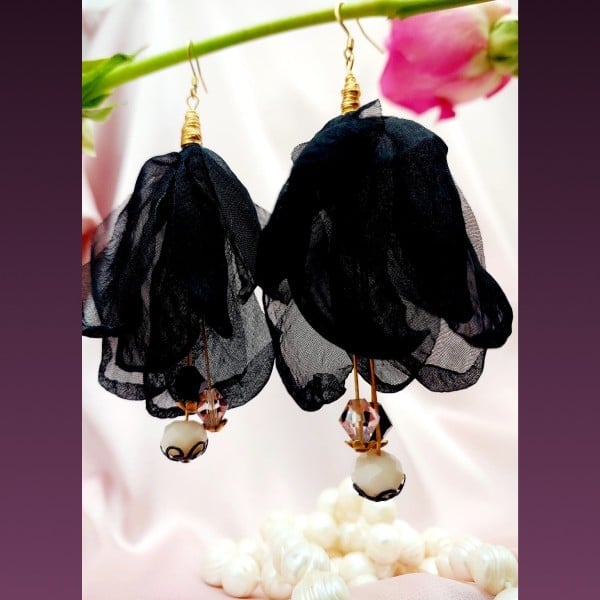 The Little Black Dress bloemblaadje oorbellen - 63111.jpeg The Little Black Dress bloemblaadje oorbellen