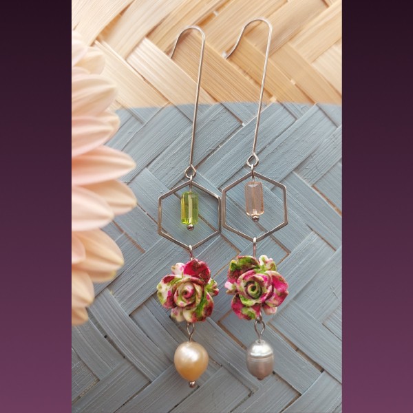 Zoetwaterparel zeshoek oorbellen - roze & groen