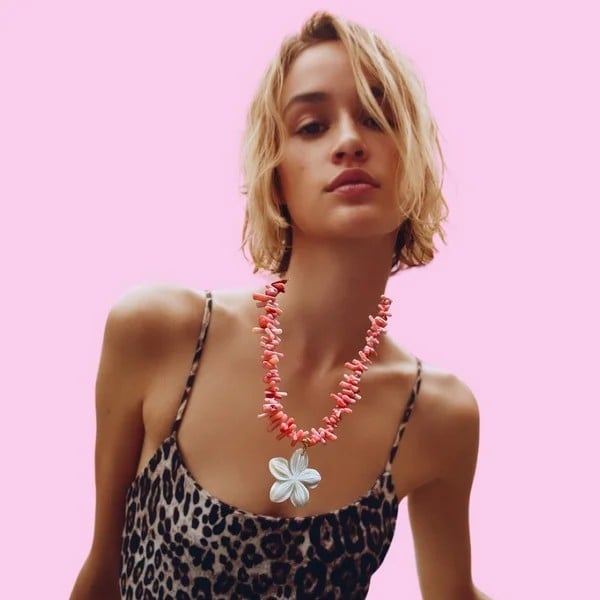 Coral Beauty ketting - 74818.jpeg Ketting van roze faux koraal kralen met witte bloem