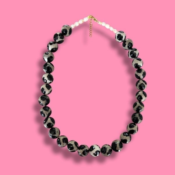 Ketting van panter print stenen & zoetwaterparel kralen