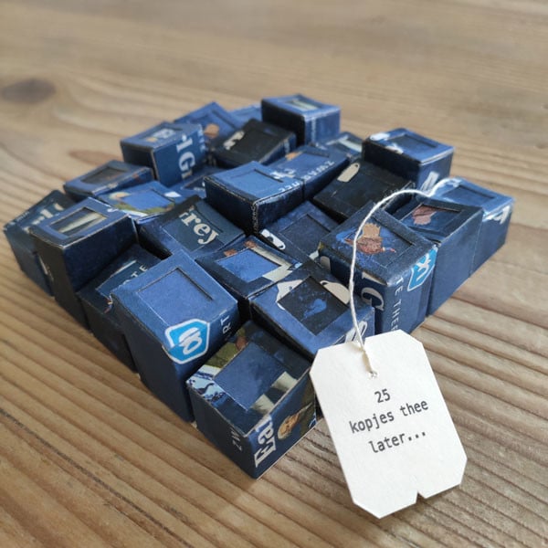 Kunstobject - 25 Kopjes thee later - papier - blauw