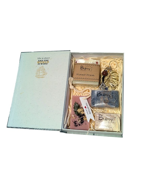 Adventure Giftbook – Handmade Soap Set & Amber Geurhanger | Forest Fresh, Charcoal Tea Tree & Lavender Chamomile