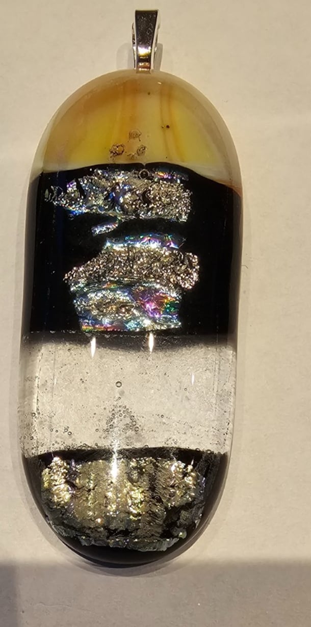 Hanger (glasfusing) met Dichroic glas zilver.