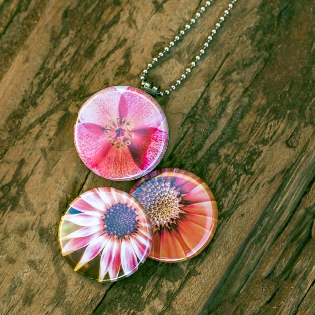 Fotomedaillon ketting/medaillon ketting met close up bloemen  foto`s in rood geel en oranje. Roest vrij stalen ketting,rvs medaillon,roestvrij staal medaillon.Prachtige fotografie van diep roze bloemen Voor het dicht bij je dragen van je favoriete foto.