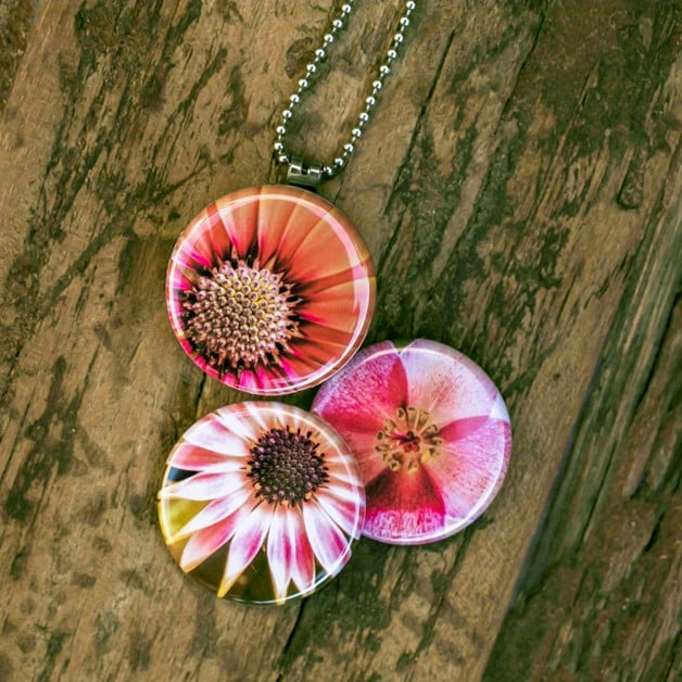 Fotomedaillon ketting/medaillon ketting met close up bloemen  foto`s in rood geel en oranje. Roest vrij stalen ketting,rvs medaillon,roestvrij staal medaillon.Prachtige fotografie van diep roze bloemen Voor het dicht bij je dragen van je favoriete foto.